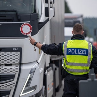 Bundespolizei bei Grenzkontrolle auf A64 an deutsch-luxemburgischer Grenze