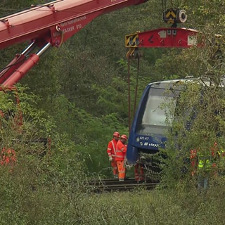 Bei Namborn entgleister Zug wird von Kran aufs Gleis gehoben.