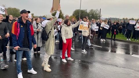 Nach der tödlichen Messerstecherei in Wittlich hat das US-Militärgericht den Angeklagten freigesprochen. Hunderte Menschen verammeln sich am Freitag vor der Air Base Spangdahlem.