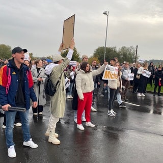 Nach der tödlichen Messerstecherei in Wittlich hat das US-Militärgericht den Angeklagten freigesprochen. Hunderte Menschen verammeln sich am Freitag vor der Air Base Spangdahlem.