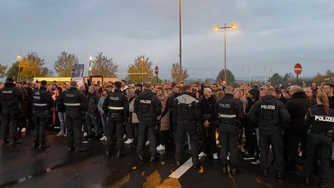 Vor der US-Airbase Spandgdahlem haben am Freitagabend hunderte Menschen gegen den Freispruch im US-Militärprozess demonstriert.