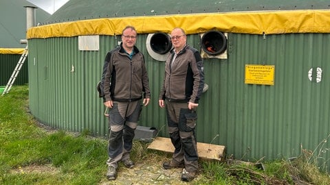 Edwin und Hermann Kesseler vor ihrer Biogasanlage in Lutzerath