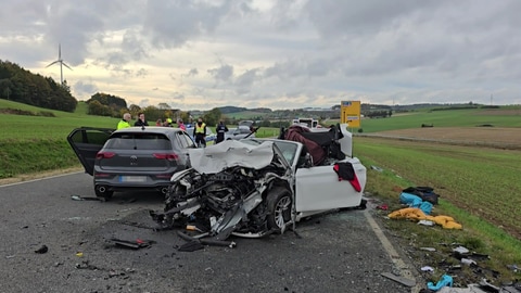 Bei einem schweren Unfall im Eifelkreis Bitburg-Prüm sind am Sonntag zwei Menschen gestorben. 