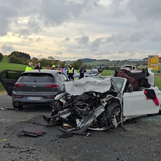 Bei einem schweren Unfall im Eifelkreis Bitburg-Prüm sind am Sonntag zwei Menschen gestorben. 