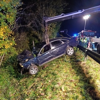 Ein Auto wird nach einem schweren Unfall geborgen. Der Fahrer war eine Böschung hinabrgestürzt und senkrecht zum Liegen gekommen.