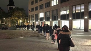 Schlange stehen vor dem Bürgeramt in Trier: Am Dienstag vergangener Woche standen etwa 200 Menschen vor dem Amt am Viehmarktplatz an.