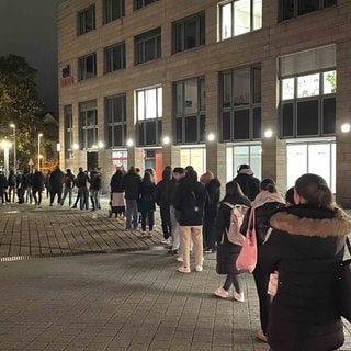 Schlange stehen vor dem Bürgeramt in Trier: Am Dienstag vergangener Woche standen etwa 200 Menschen vor dem Amt am Viehmarktplatz an.