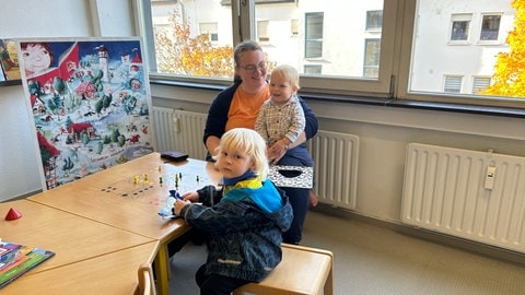 Mutter mit ihren Kindern in der Stadtbibliothek Konz 