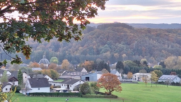 Blick auf das herbstliche Pronsfeld im Eifelkreis Bitburg-Prüm.