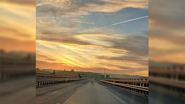 Herbststimmung bei Wittlich während einer Autofahrt.