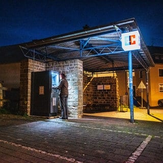 Nach einer Sprengung wurde der Geldautomat in Waxweiler in der Eifel an einer Bus-Haltestelle aufgestellt. Aus Sicherheitsgründen, um das Bankgebäude zu schützen. 