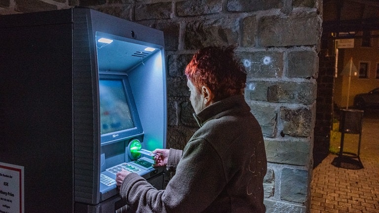 Nach einer Sprengung wurde der Geldautomat in Waxweiler in der Eifel an einer Bus-Haltestelle aufgestellt. Aus Sicherheitsgründen, um das Bankgebäude zu schützen. 