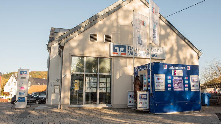 Seit der Automatensprengung ist die Filiale in Pronsfeld geschlossen und wird renoviert. Kunden können an dem Container neben der Bank Geld abheben.