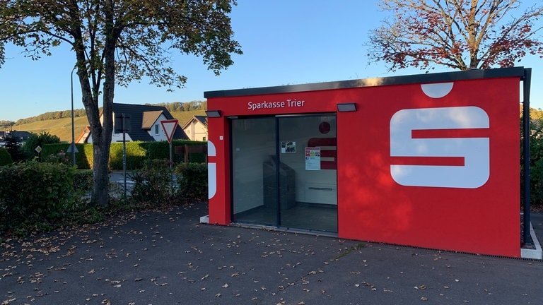 Einige Sparkassen haben inzwischen sprengstoffgeschütztze Pavillons außerhalb von Wohngebäuden aufgebaut. So wie hier in Ayl im Kreis Trier-Saarburg.