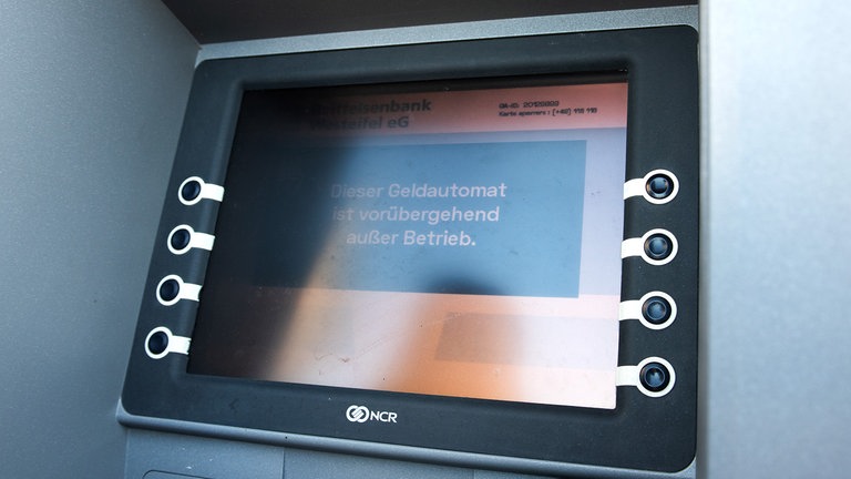 Die neu aufgestellten externen Automaten werden oft von Subunternehmen gewartet, nicht mehr von der Bank selber. So kann es passiern, dass es kein Bargeld gibt.