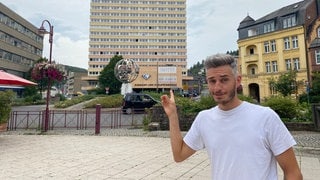 360-Grad Host Marvin vor der Edelsteinbörse in Idar-Oberstein.