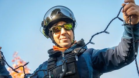 In Traben-Trarbach wird der höchste Weihnachtsbaum in Rheinland-Pfalz mit Lichtern geschmückt.