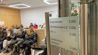 Stundenlanges Warten im Bürgeramt Trier: Am Mittwoch sind die Probleme im Amt Thema im Stadtrat.