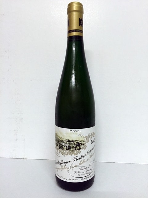 Dieser Riesling von der Saar hat 2015 bei einer Weinauktion des Großen Rings in Trier einen Rekordpreis erzielt. Für eine 2003er Trockenbeerenauslese vom Weingut Egon Müller in Wiltingen wurden 12.000 Euro (netto) pro 0,75-Liter-Flasche gezahlt.