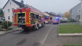 Die Feuerwehr steht vor einem Wohnhaus in Wittlich. Dort hat es gebrannt. 