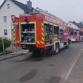 Die Feuerwehr steht vor einem Wohnhaus in Wittlich. Dort hat es gebrannt. 