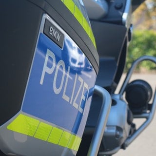 Ein Autofahrer hat in Tawern (Kreis Trier-Saarburg) ein Kind angefahren und ist danach Richtung B51 geflüchtet. Die Polizei sucht Zeugen.