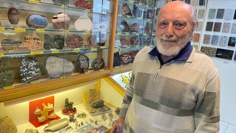 Hans Stölben hat in seiner Steinkiste eine große Sammlung an geologischen Funden zusammengetragen. Einen Saphir hat er aber bislang nicht in der Vitrine. 