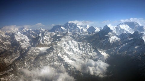 Rund um das Himalaya-Massiv finden sich sehr viele Saphire. Sie haben sich über Jahrtausende bei der Entstehung des Gebirges gebildet. 