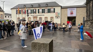 In Trier fand am Montagabend ein Gedenkmarsch anlässlich des Jahrestages des Überfalls der Hamas auf Israel am 7. Oktober statt. 