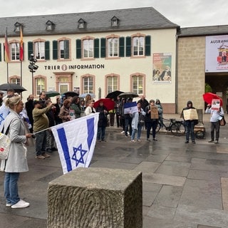 In Trier fand am Montagabend ein Gedenkmarsch anlässlich des Jahrestages des Überfalls der Hamas auf Israel am 7. Oktober statt. 