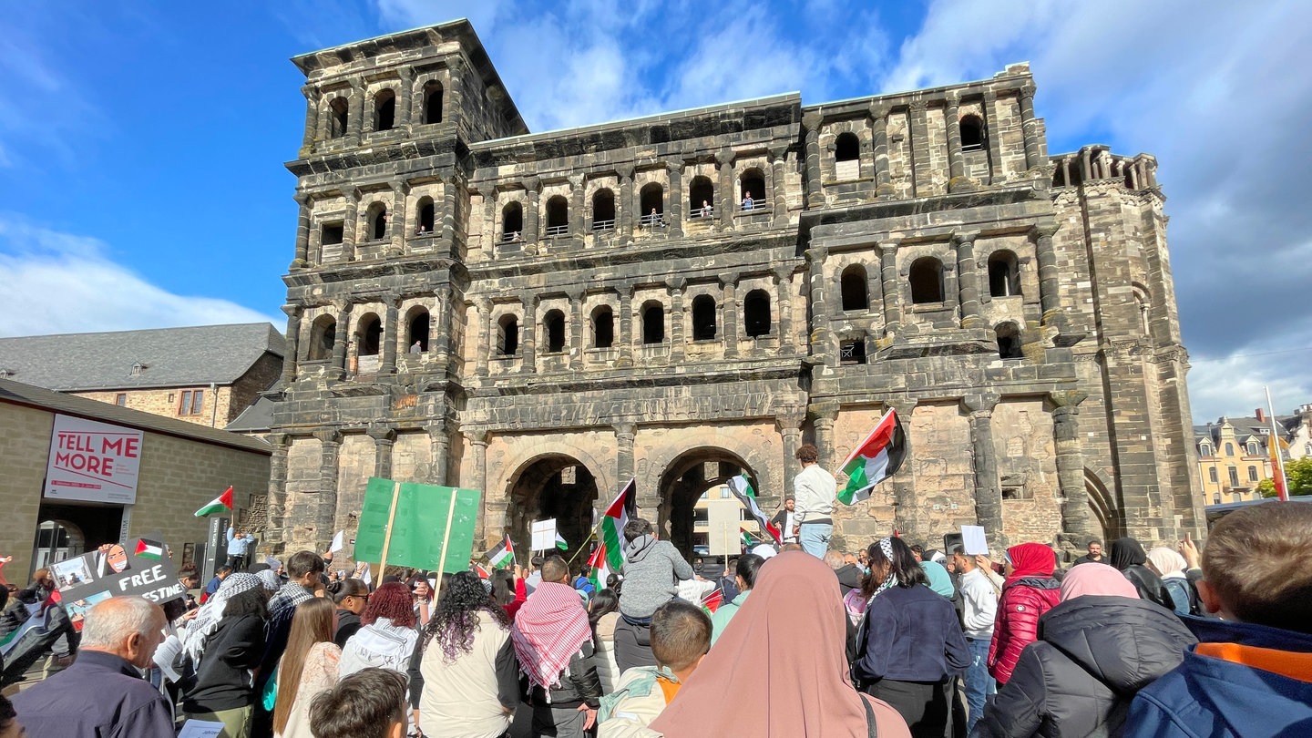 200 Menschen demonstrierten vor der Porta Nigra in Trier für den Schutz der Palästinenser in Gaza.