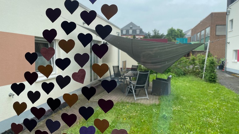 Blick aus der Unterkunft für obdachlose Frauen auf die Terrasse im Innenhof