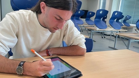 Albrecht Hamisch würde gerne öfter mit einem iPad arbeiten, das die Schule zur Verfügung stellt. Normalerweise nutzt er dafür aber seinen Laptop. 