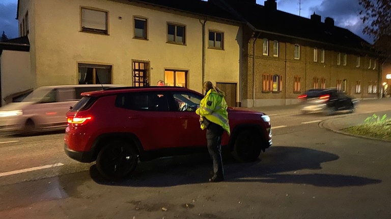 An der Sarresdorfer Straße in Gerolstein ist freitagabends viel los. Entsprechend wahrscheinlicher wird es auch, dass die Polizisten bei ihren Kontrollen Straftaten entdecken.