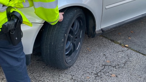 Nicht nur die Rad-Reifen-Kombination dieses Autos ist nicht korrekt eingetragen, die Reifen sind auch noch abgefahren. Der Halter muss mit dem Mängelbericht auf die Wache kommen, wenn er die Mängel behoben hat.