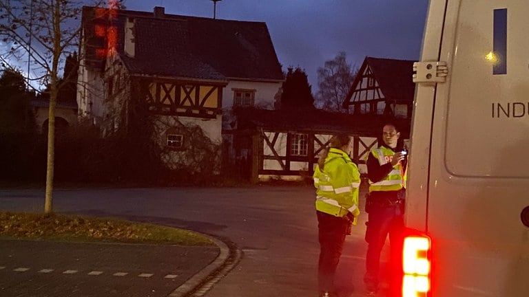 Die Beamten kontrollieren besonders Kleintransporter, da in letzter Zeit häufig hochwertige Fahrräder gestohlen und mit solchen Autos abtransportiert wurden. An diesem Abend gibt es aber keinen Treffer, Handwerker oder unbescholtene Privatleute sind in den Autos unterwegs.