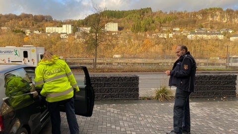 Bei der ersten Kontrolle des Nachmittags spricht Hilke Mußweiler mit den Insassen eines Autos, während Helmut Römer deren Personalien überprüft. Eigensicherung bei solchen Kontrollen ist das Wichtigste.