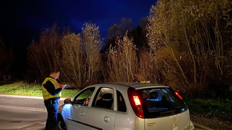 Wie sich später herausstellen wird, schlägt ein Drogenschnelltest beim Fahrer dieses Autos an. Er wird zur Blutabnahme ins Krankenhaus gebracht.