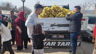 Helfende vor Ort bringen Hilfsgüter mit Kleintransportern in die betroffenen Bergregionen.