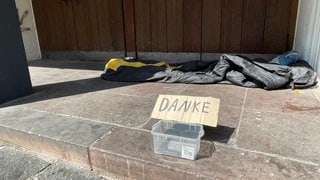 In Eingängen von Läden suchen viele Obdachlose Schutz vor der Sonne - wie hier in der Trierer Fußgängerzone. 