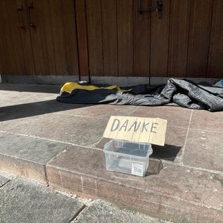 In Eingängen von Läden suchen viele Obdachlose Schutz vor der Sonne - wie hier in der Trierer Fußgängerzone. 