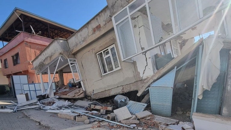 Kaum ein Haus steht noch im Erdbebengebiet in der Türkei.