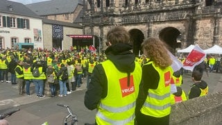 Die Gewerkschaft ver.di setzt ihre Warnstreiks im öffentlichen Dienst auch in der Region Trier fort. Eine Kundgebung gibt es vor der Porta Nigra in Trier. Rund 500 Teilnehmende haben sich dort versammelt. 