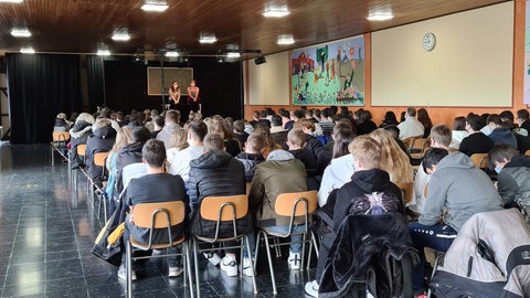 Während der Coronapandemie haben die Respekt Coaches 2021 an der Kaiser-Lothar-Realschule plus Prüm Projekte organisiert. In den Stücken der Theatergruppe "Weimarer Kultur-Express" geht es zum Beispiel um Mobbing, Migration, Drogen oder die Sozialen Medien.