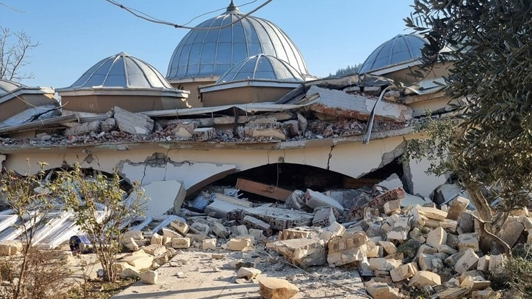 Auch diese Moschee im türkischen Erdbebengebiet ist eingestürzt.