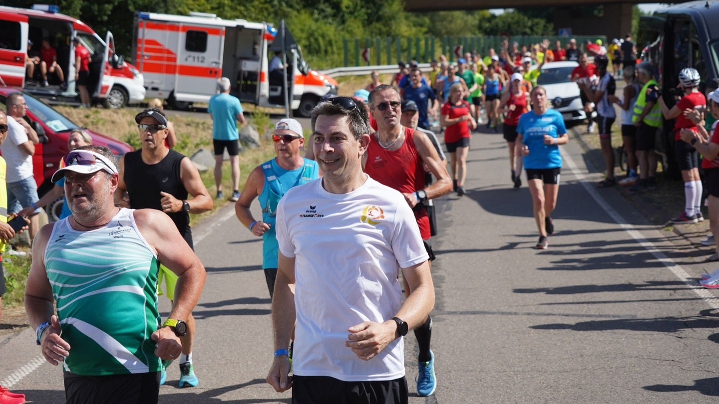 Mehrere hundert Läuferinnen und Läufer nehmen am Hospizlauf Trier teil.