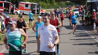 Mehrere hundert Läuferinnen und Läufer nehmen am Hospizlauf Trier teil. 