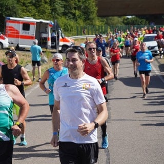 Mehrere hundert Läuferinnen und Läufer nehmen am Hospizlauf Trier teil. 