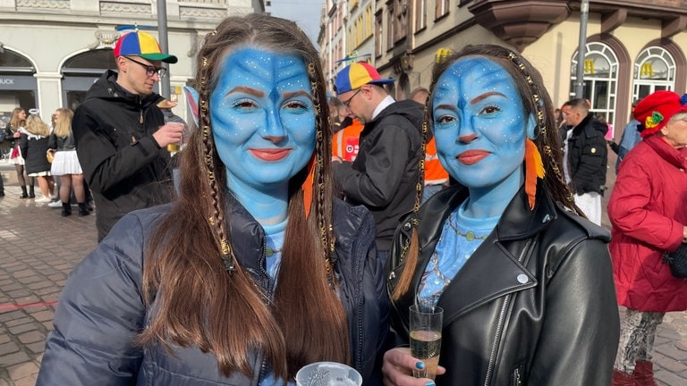 Trierer feiern den Weiberdonnerstag am Hauptmarkt.