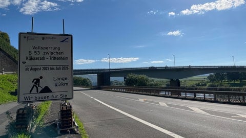 Hinweisschilder an der Baustelle der B53 kurz vor der Ortseinfahrt Klüsserath. Die Straße entlang der Mosel nach Trittenheim ist wegen Sanierungsarbeiten seit über einem Jahr gesperrt.